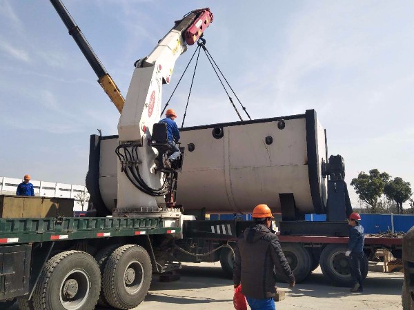 大型生化機(jī)設(shè)備卸機(jī)到位