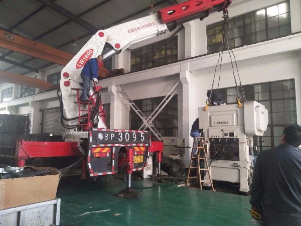 進(jìn)口yamada高速?zèng)_床吊裝搬運(yùn)