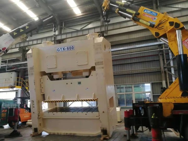 600T沖床放倒進廠豎立下坑