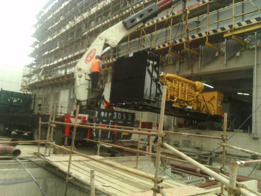 進口發(fā)電機吊裝上二樓